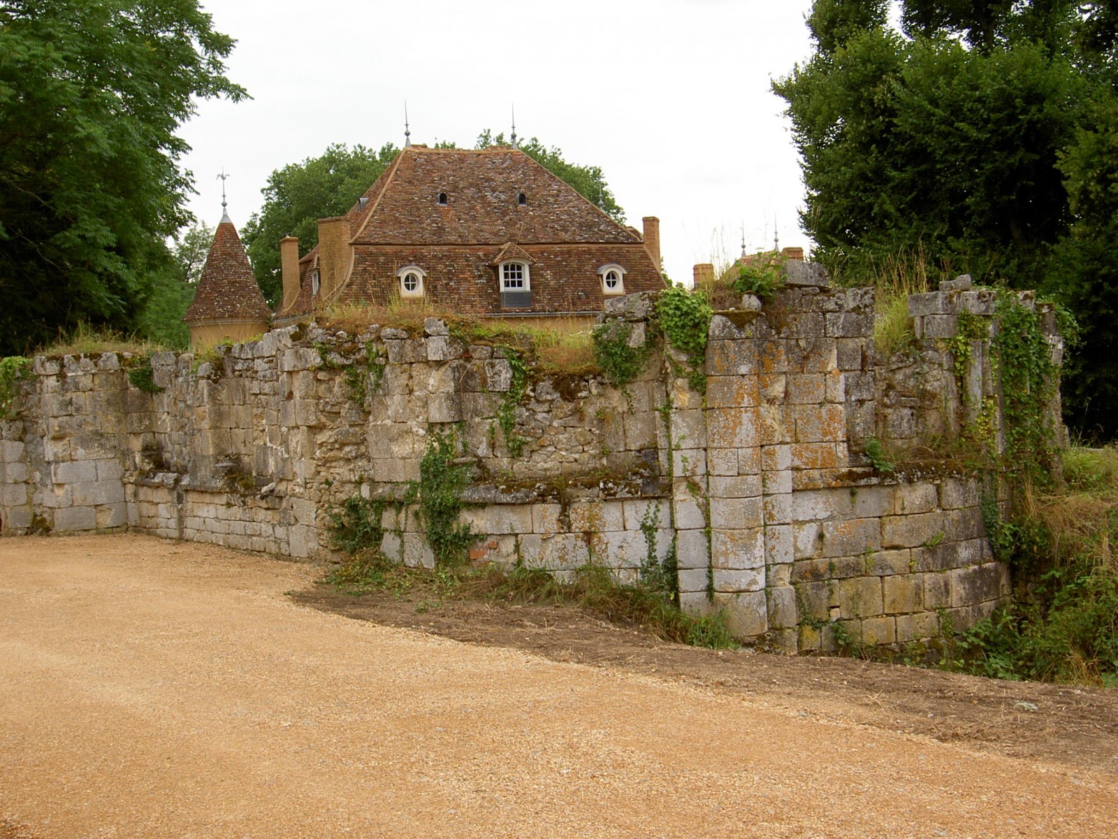 L’abside de l’église abbatiale de Longefont avant travaux. © A. de Lauwe. L’abside de l’église abbatiale de Longefont avant travaux. © A. de Lauwe.