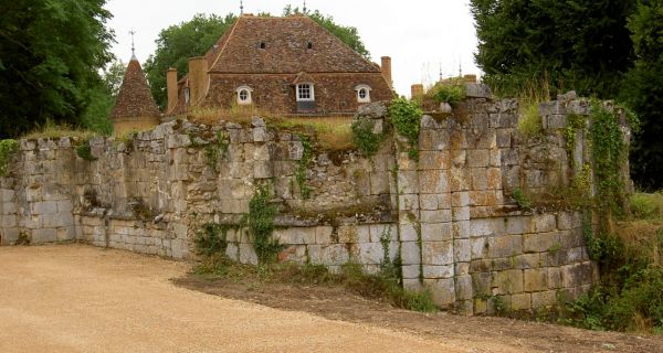 La r&eacute;surrection du prieur&eacute; de Longefont. Une anastylose, projet familial et fontevriste exemplaire.