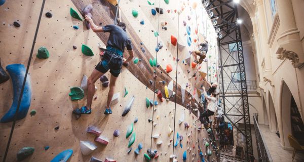Climbing District :  r&eacute;habilitation de deux chapelles en salles d'escalade