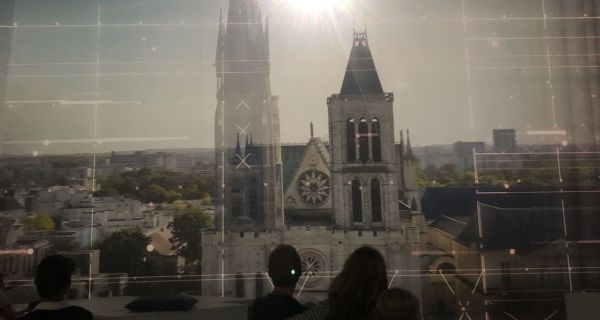 La *Fabrique de la fl&egrave;che*, quand le chantier devient le prolongement de la basilique comme lieu de connaissance globale de l&rsquo;histoire de France