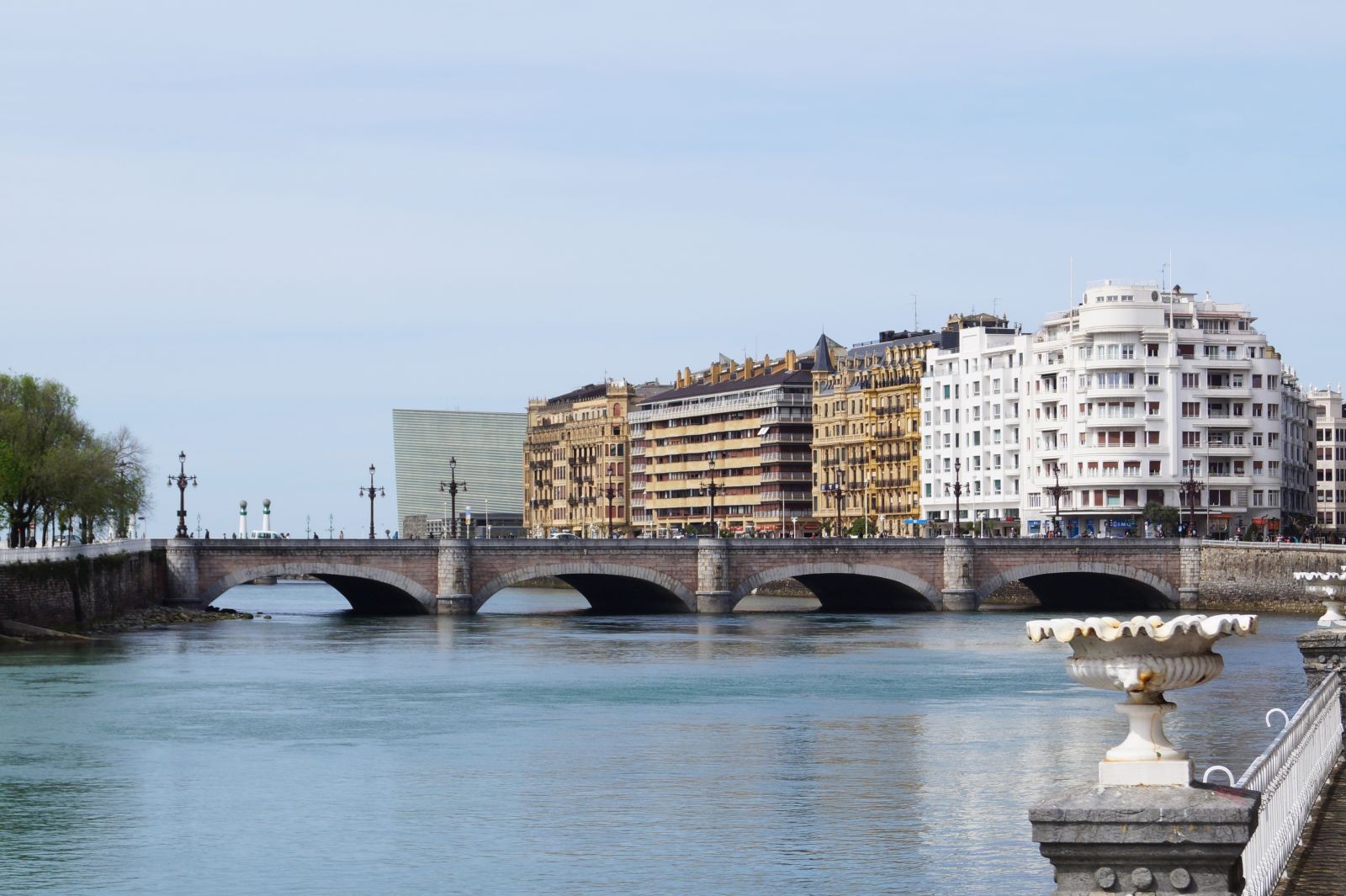 vue de Saint-Sébastien (Donostia en basque ou San Sebastián en espagnol) depuis la promenade de France. © Maria Escalada Marco-Gardoqui et Luis Sesé Madrazo. vue de Saint-Sébastien (Donostia en basque ou San Sebastián en espagnol) depuis la promenade de France. © Maria Escalada Marco-Gardoqui et Luis Sesé Madrazo.