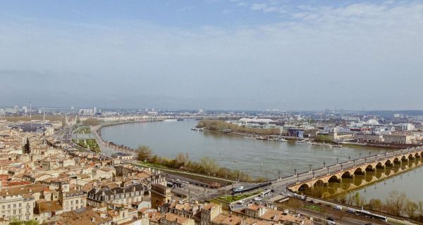 Concilier la pr&eacute;servation du patrimoine et la transition &eacute;cologique : le cas du centre ancien de Bordeaux