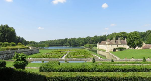 Conserver, restaurer, (faire &eacute;voluer) les jardins historiques. Gen&egrave;se et ambigu&iuml;t&eacute;s de la charte de Florence