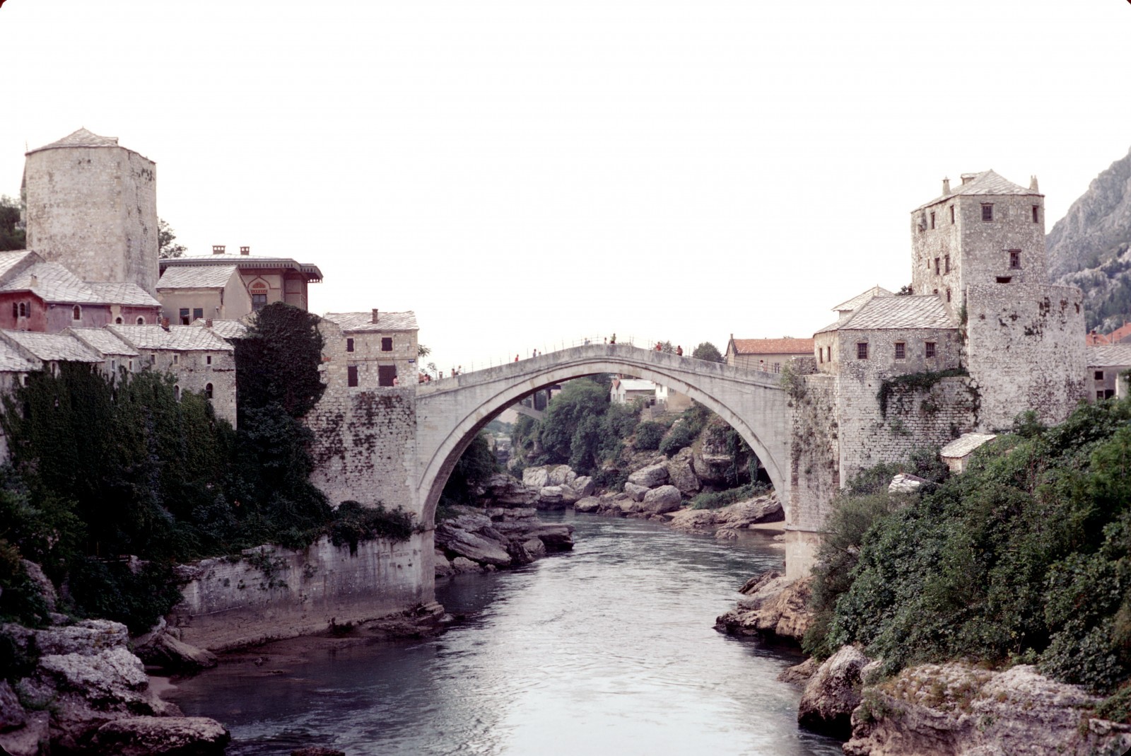 Le vieux pont de Mostar en 1974, avant sa démolition, Bosnie-Herzégovine. © Wikimedia ; Jean-Pierre Bazard Le vieux pont de Mostar en 1974, avant sa démolition, Bosnie-Herzégovine. © Wikimedia ; Jean-Pierre Bazard