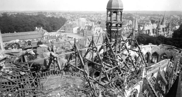 La cath&eacute;drale de Nevers bombard&eacute;e, restaur&eacute;e, magnifi&eacute;e