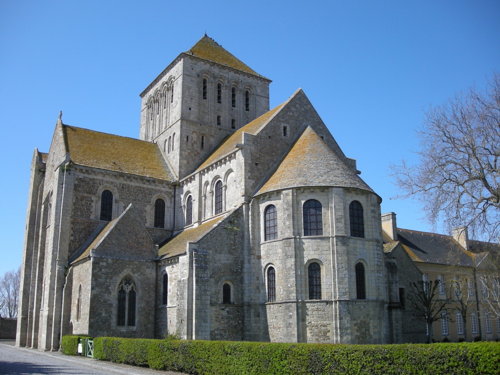 Le chevet de l’abbatiale de l’abbaye de Lessay (Manche). © Ji-Elle , source Wikipédia.