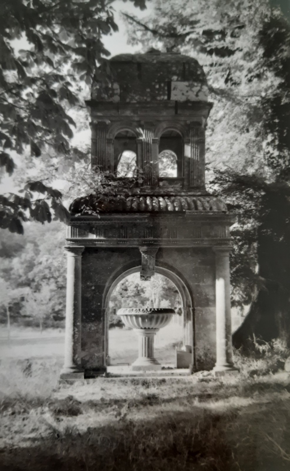 La fontaine au moment de son classement, dans les années 1950. Le lanternon est déposé. © DRAC Pays de la Loire
