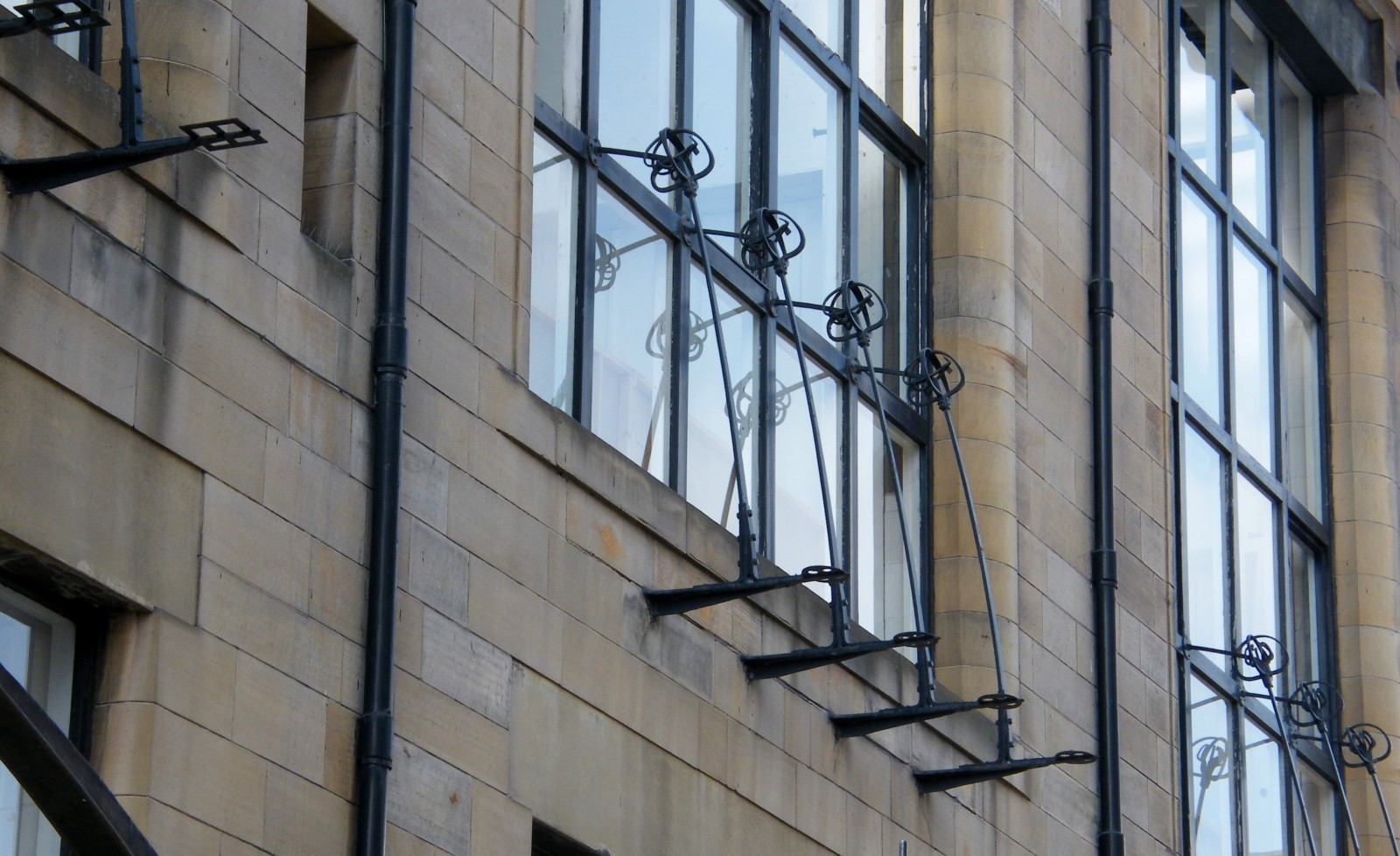 L’École d’Art de Glasgow, détail des baies de la façade Nord, en 2013. ©JMC