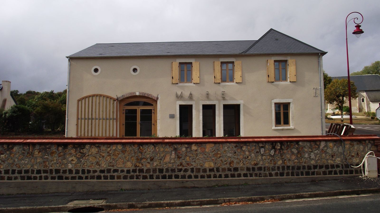 La façade sud-est de la nouvelle mairie et agence postale de Montigny, après travaux, en 2019. © CAUE18.