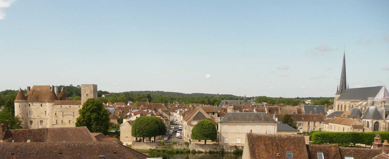Vue panoramique sur le centre historique de Nemours. © Yvonnick Féasson