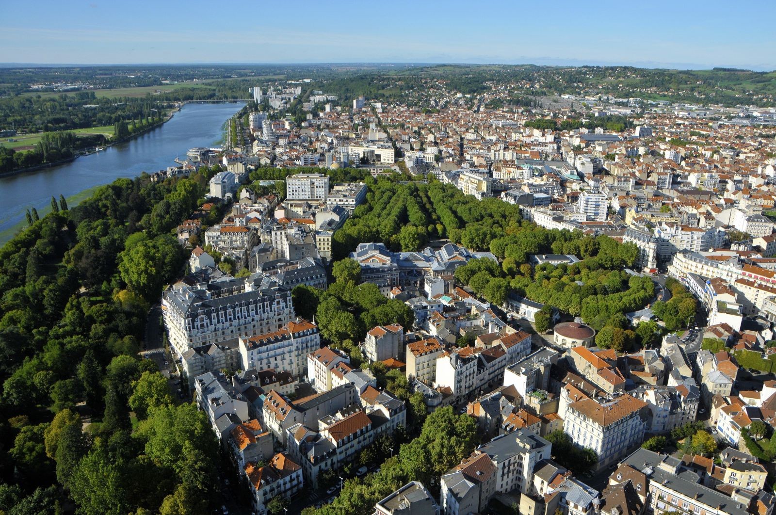 Vichy entre source d’eaux thermales et plan d’eau sur l’Allier. Vue aérienne. © L-Plancke