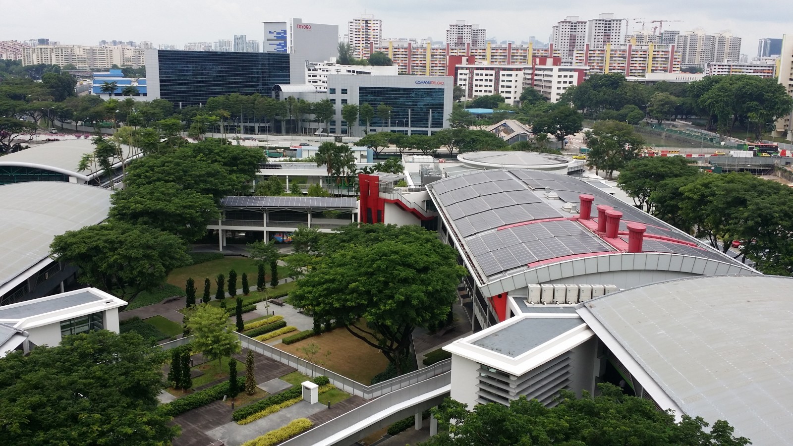 Exemplarité des bureaux du Buildings and Construction Authority BCA du gouvernement de Singapour à BCA Academy. (https://www.bcaa.edu.sg/) Le gouvernement de Singapour démontre à travers ses immeubles publics la possibilité dans un climat tropical de répondre à l’objectif 