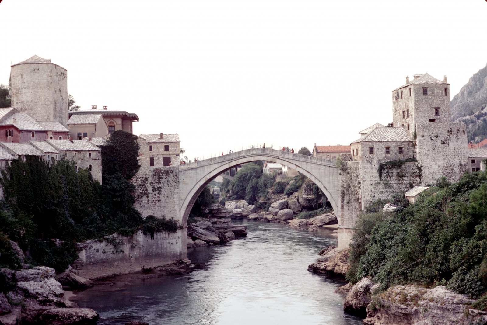 Le vieux pont de Mostar en 1974, avant sa démolition, Bosnie-Herzégovine. © Wikimedia ; Jean-Pierre Bazard