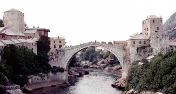 Deux ponts remarquables de la fin du XVI(sup: e) siècle : le vieux pont de Mostar et le pont de la Sainte Trinité à Florence