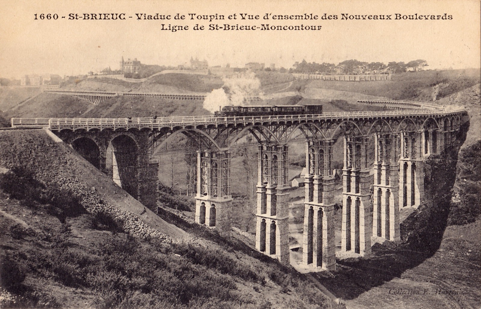 Carte postale représentant le viaduc de Toupin, ouvrage de Louis Harel de La Noë sur la Ligne de St-Brieuc à Moncontour. Source : Wikipédia