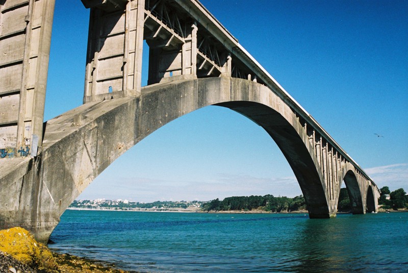Le pont Albert-Louppe à Plougastel, dans les environs de Brest, construit par Eugène Freyssinet, et inauguré en 1930. © Source : Wikimedia