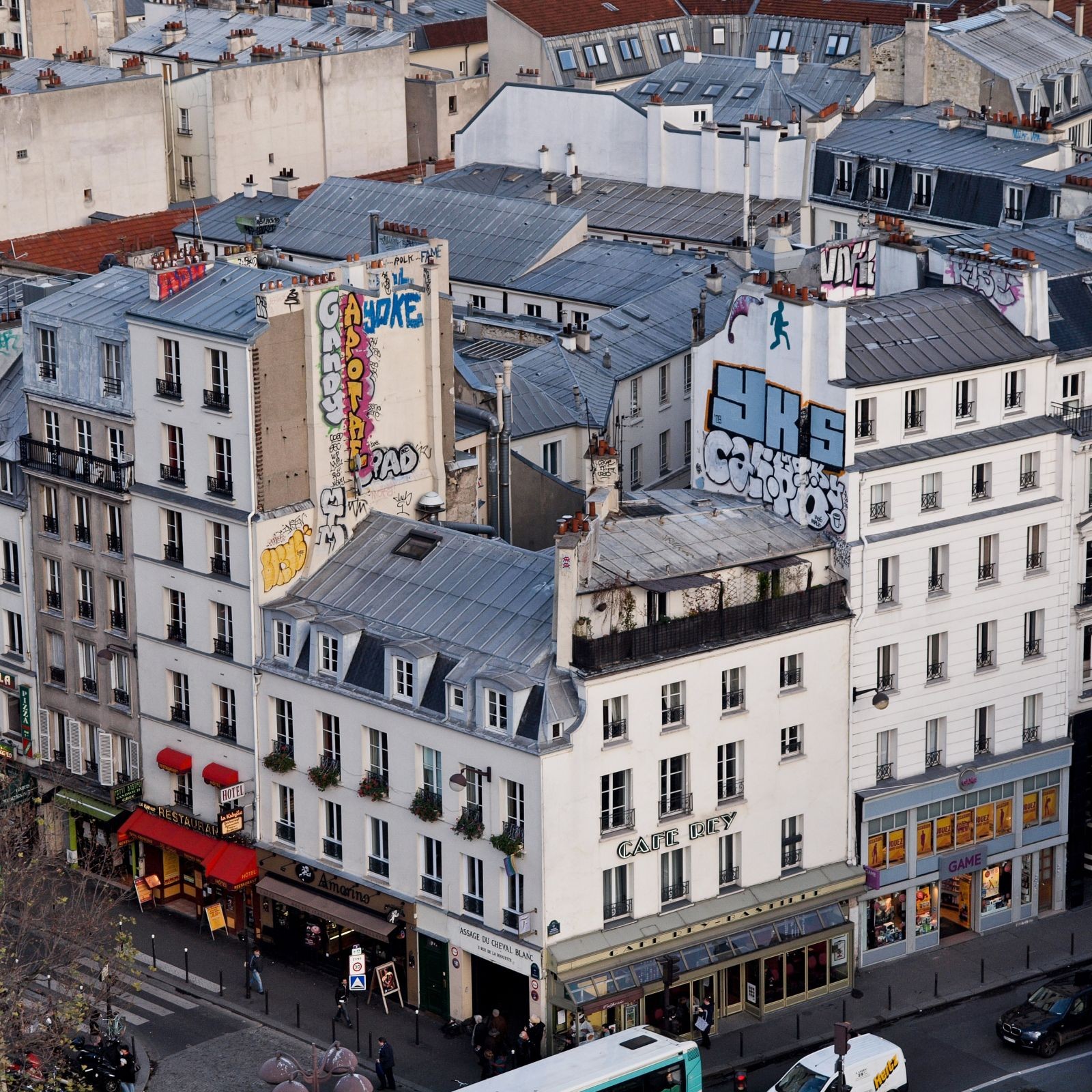 Angle rue de la Roquette et rue du Faubourg Saint-Antoine (75011). Vue du haut de la colonne de juillet : Le charme des façades en plâtre des immeubles de faubourg. © Ph. Cieren.