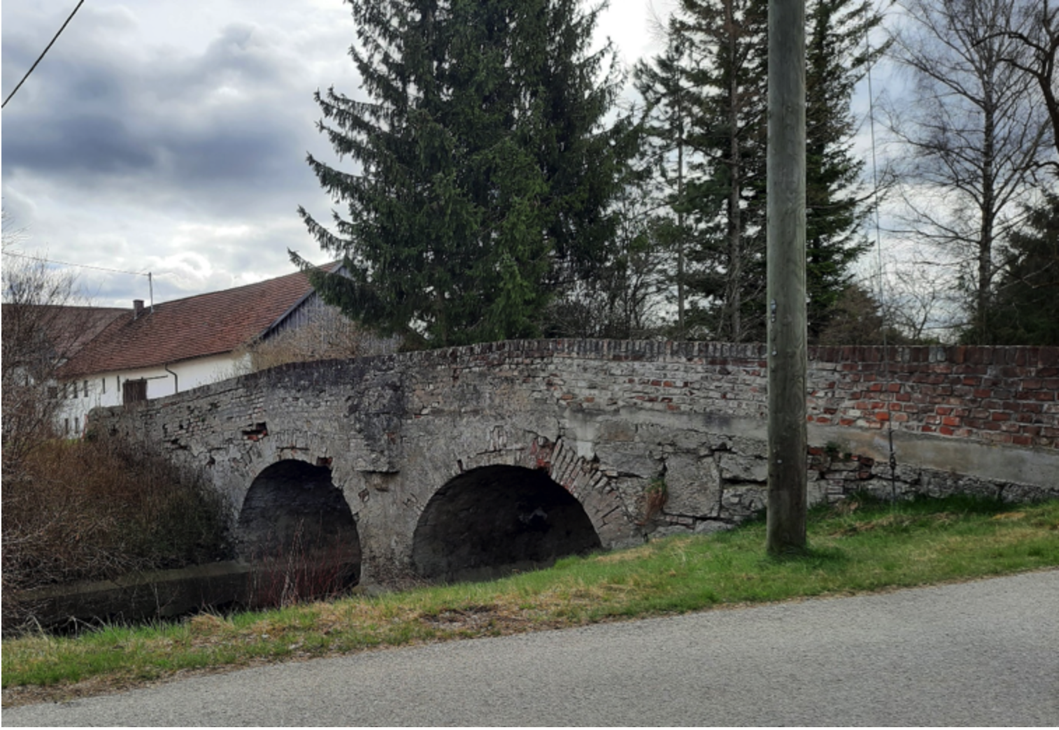 Le pont sur la Kammlach, situé au centre de la commune, non loin de l’église. © Sigrid Brandt.