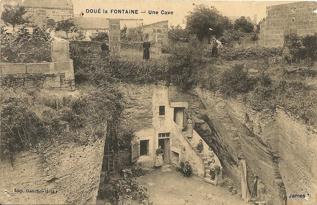 Une cave à Doué-la-Souteraine. Carte postale, vue ancienne. © D.R.