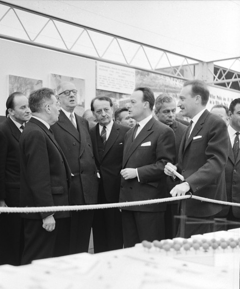 En janvier 1961, Pierre Sudreau, ministre de la Construction, présente au président de Gaulle et à son ministre des Affaires culturelles Malraux les visages futurs de Paris au Grand Palais, exposition devant s’ouvrir quelques semaines plus tard. © Terra.