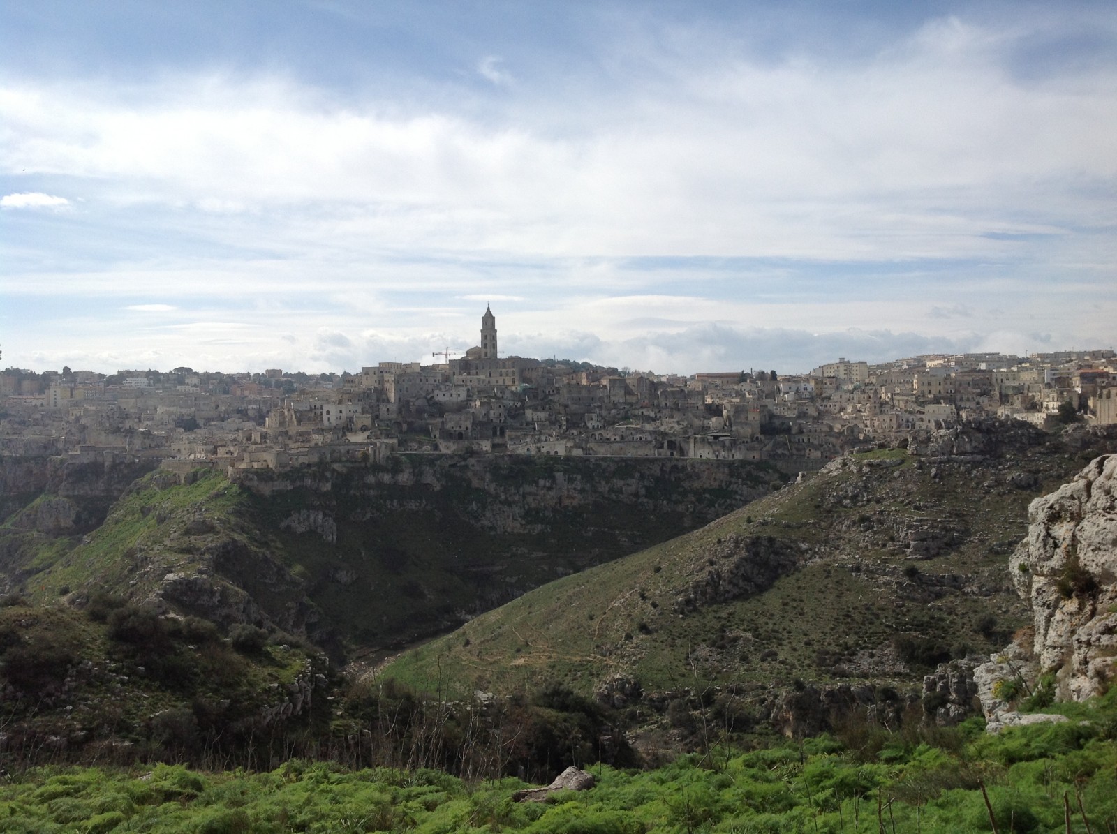 Panoramique de Matera : Sasso Caveoso à gauche, Sasso Barisano à droite, la Civita au centre.  © Samanta Deruvo.